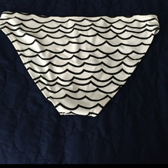 Black and White bikini - Picture 2 of 3